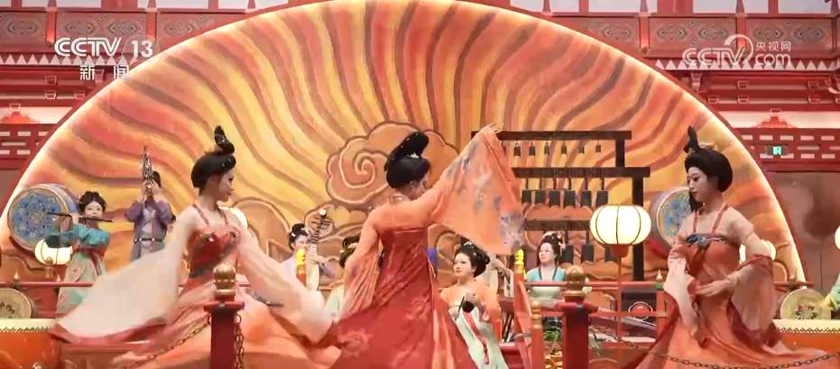 绾青丝着唐装、走进书中美景……传统文化生动“破圈”撬动消费澎湃活力