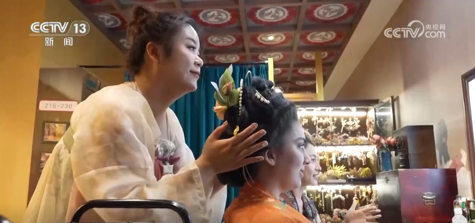 绾青丝着唐装、走进书中美景……传统文化生动“破圈”撬动消费澎湃活力