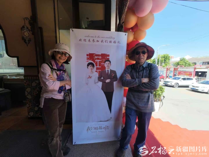 台湾游客爱上新疆 “在这过完春节我们再回台湾”