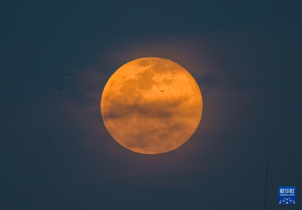 “超级月亮”现身天宇