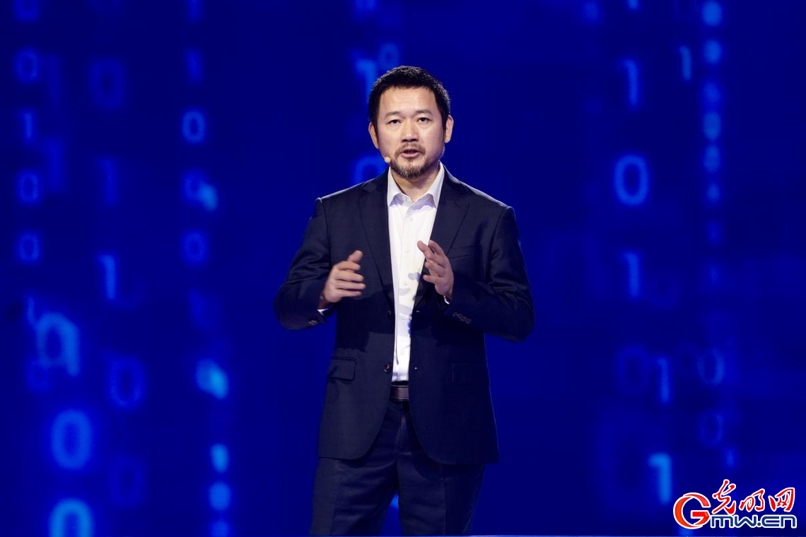 “实用化大规模高速可编程光量子计算芯片关键技术与应用”获2025年世界互联网大会领先科技奖