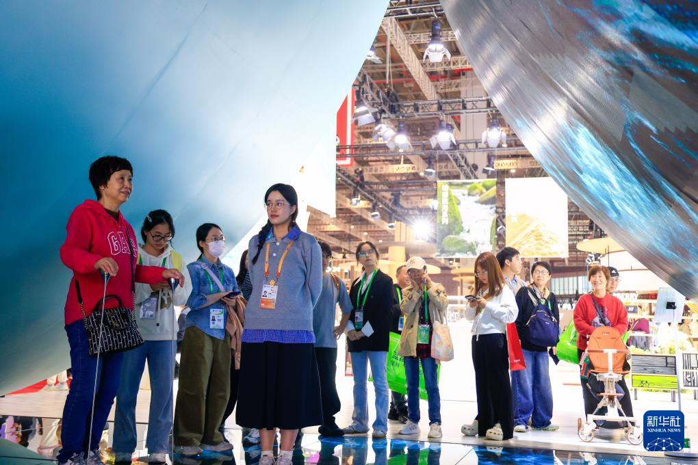 第八届进博会丨在消费品展区体验美好生活