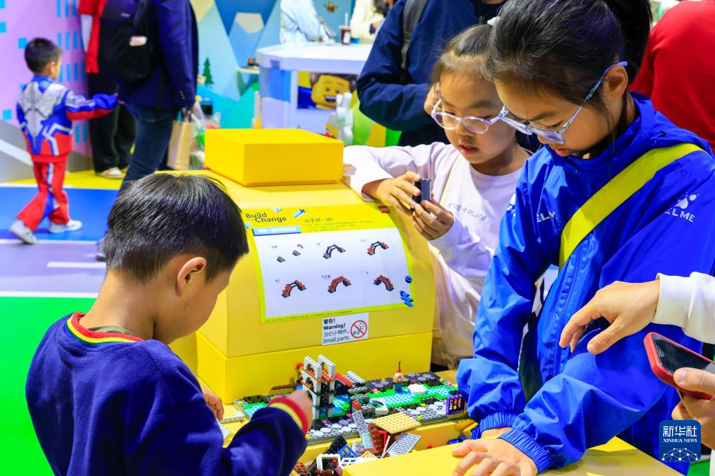 第八届进博会丨在消费品展区体验美好生活