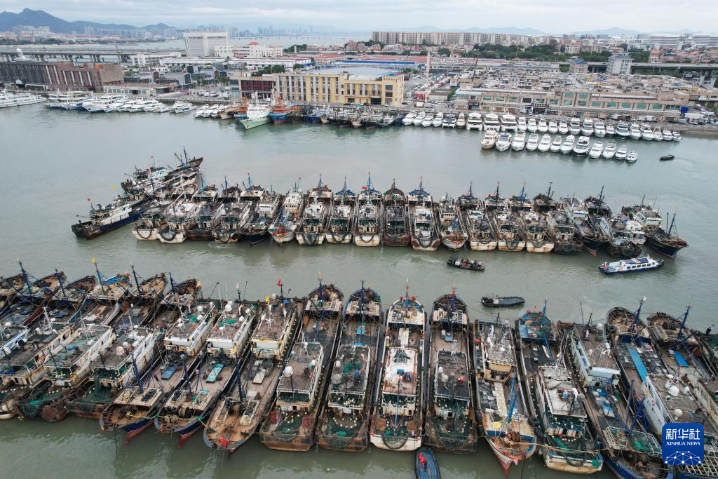 福建：防御台风“凤凰” 渔船回港人员上岸