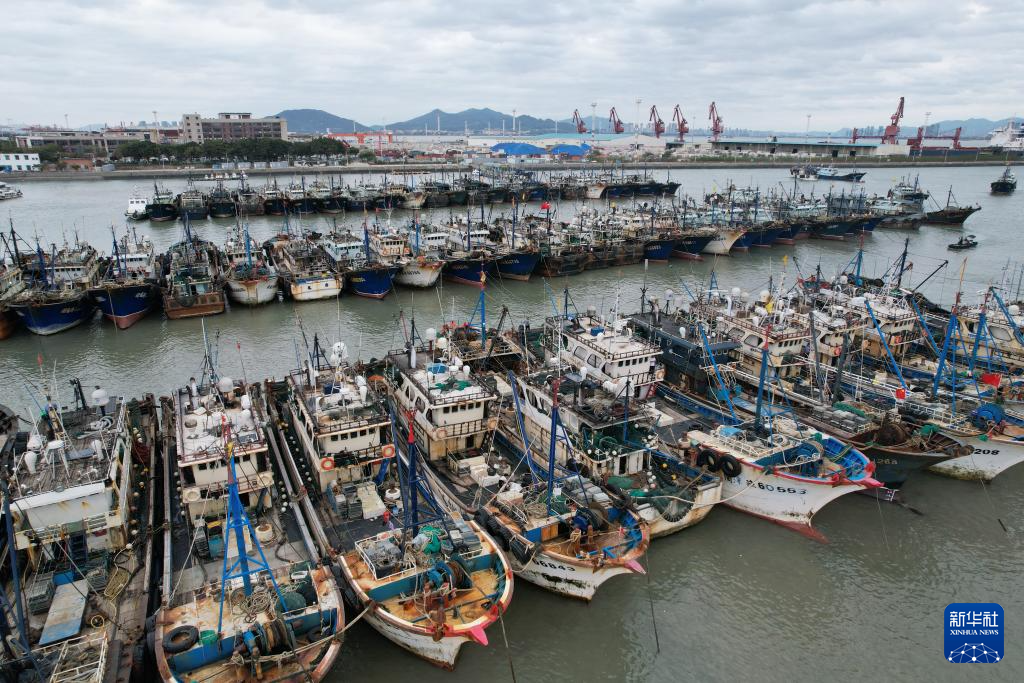 福建：防御台风“凤凰” 渔船回港人员上岸