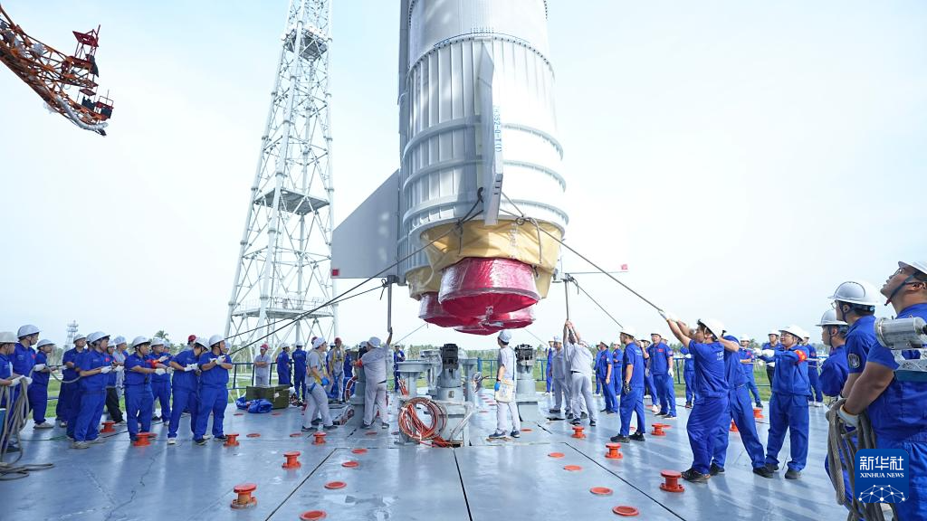 长八甲遥五火箭成功实施转运