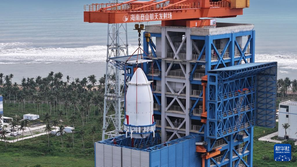 长八甲遥五火箭成功实施转运