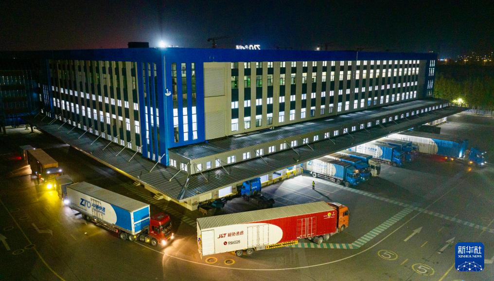宁夏银川：“双十一” 夜间物流忙