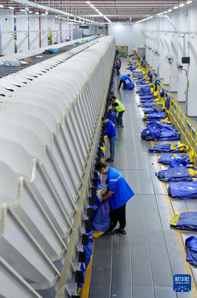 宁夏银川：“双十一” 夜间物流忙