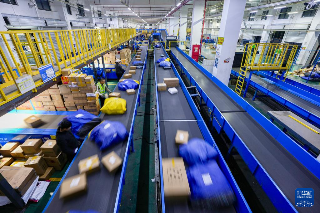 宁夏银川：“双十一” 夜间物流忙