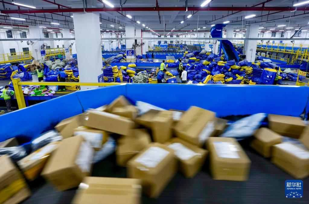 宁夏银川：“双十一” 夜间物流忙