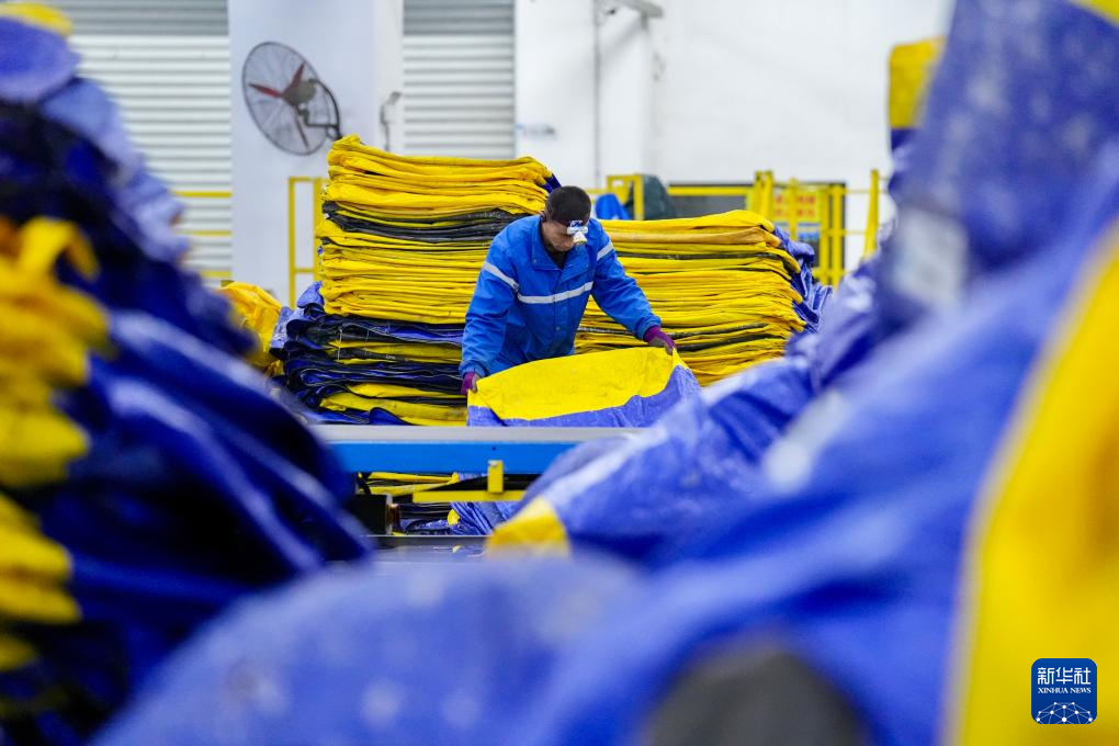 宁夏银川：“双十一” 夜间物流忙