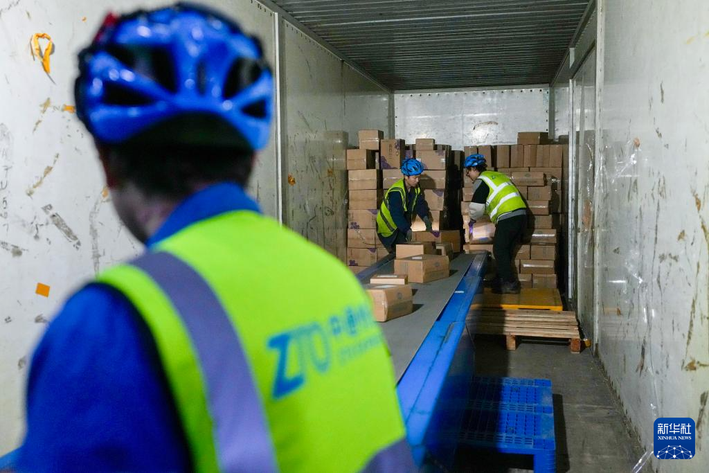 宁夏银川：“双十一” 夜间物流忙