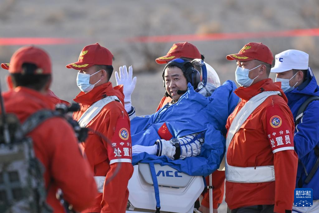 中国航天员首次“换乘”天外平安归来 神二十乘组状态良好创在轨驻留时长新纪录