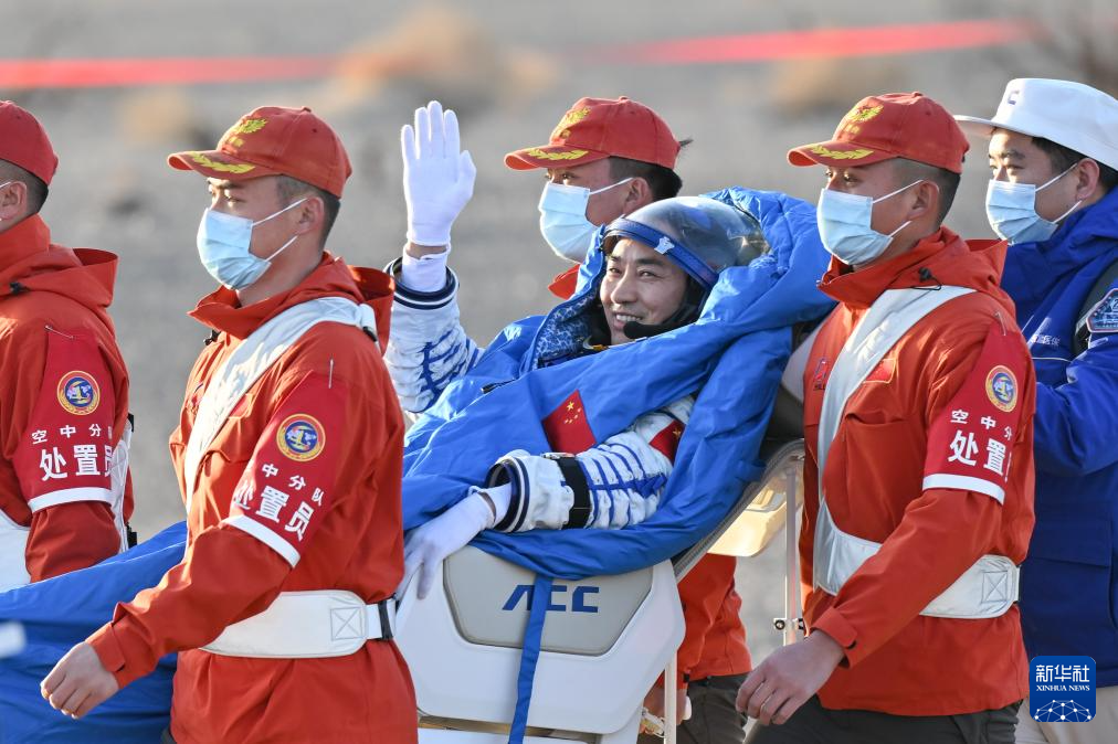 中国航天员首次“换乘”天外平安归来 神二十乘组状态良好创在轨驻留时长新纪录