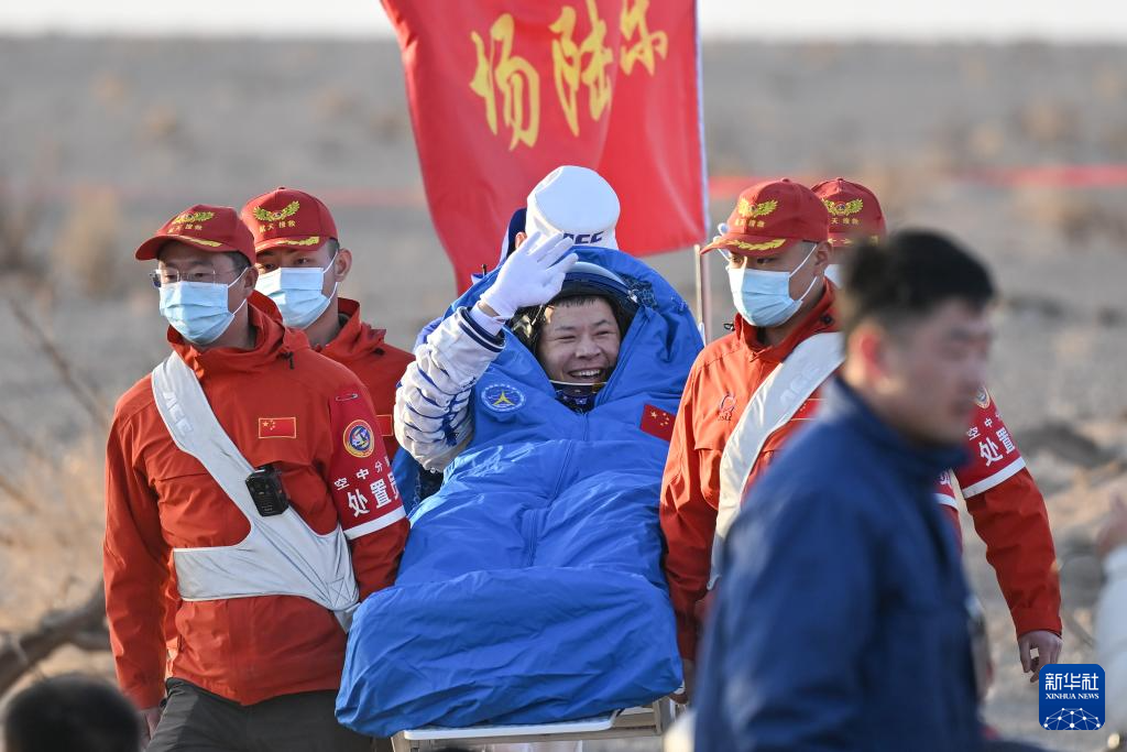 中国航天员首次“换乘”天外平安归来 神二十乘组状态良好创在轨驻留时长新纪录