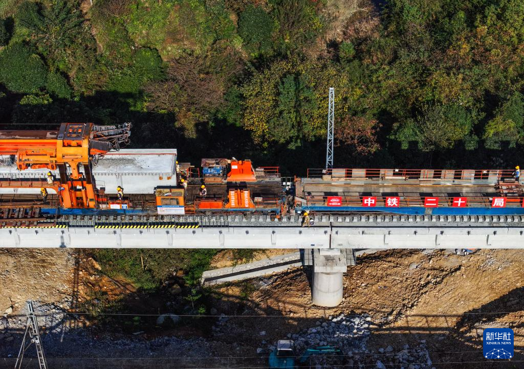 贵州瓮马铁路南延伸线架梁铺轨完成