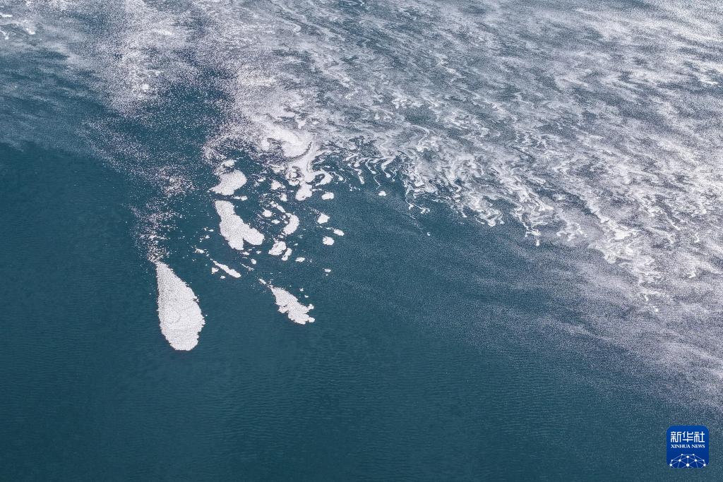 大、小苏干湖:咸淡相连的高原“姊妹湖”