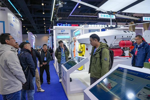 2025中国国际应急管理展举行 众多“黑科技”亮相 2025中国国际应急管理展举行 众多“黑科技”亮相
