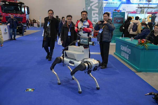 2025中国国际应急管理展举行 众多“黑科技”亮相 2025中国国际应急管理展举行 众多“黑科技”亮相