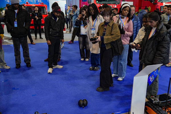 2025中国国际应急管理展举行 众多“黑科技”亮相 2025中国国际应急管理展举行 众多“黑科技”亮相