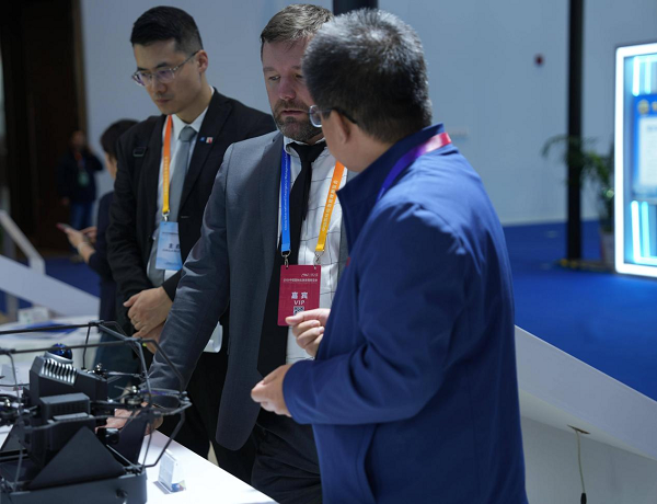 2025中国国际应急管理展举行 众多“黑科技”亮相 2025中国国际应急管理展举行 众多“黑科技”亮相