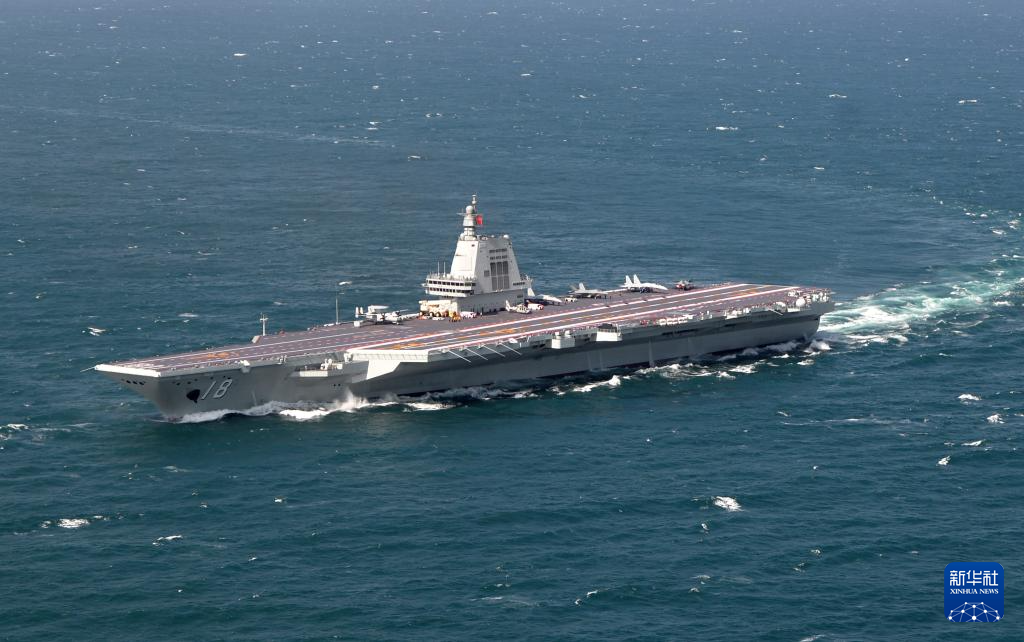 海军福建舰开展入列后首次海上实兵训练