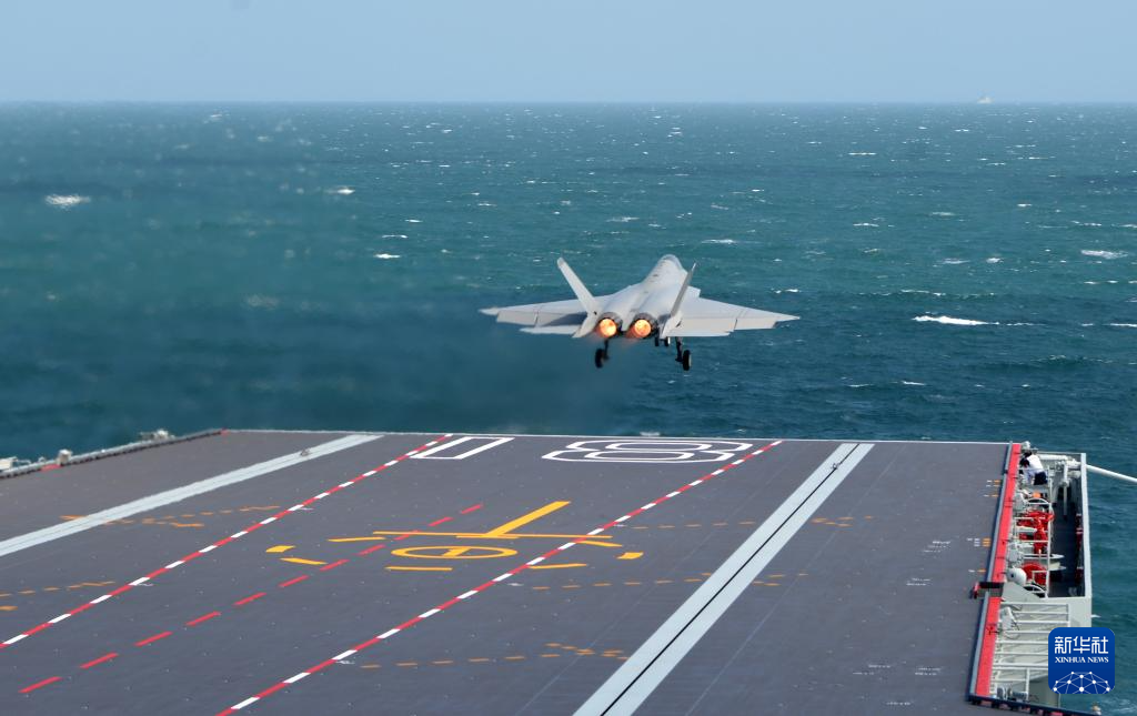 海军福建舰开展入列后首次海上实兵训练