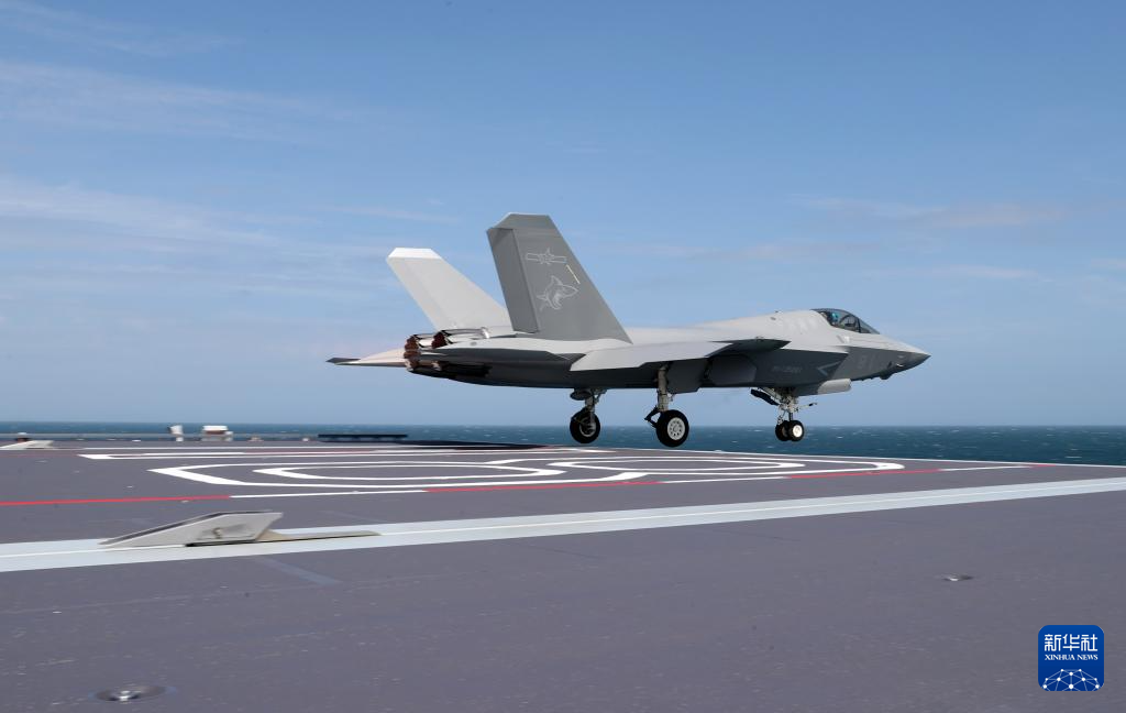 海军福建舰开展入列后首次海上实兵训练