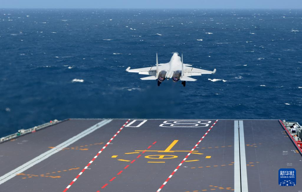 海军福建舰开展入列后首次海上实兵训练