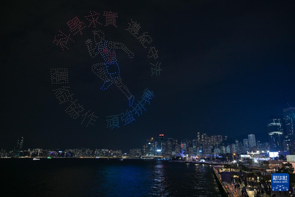 香港举行“体育力量 闪耀香江”大型无人机表演