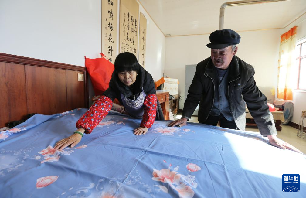 甘肃定西：发放物资 温暖过冬