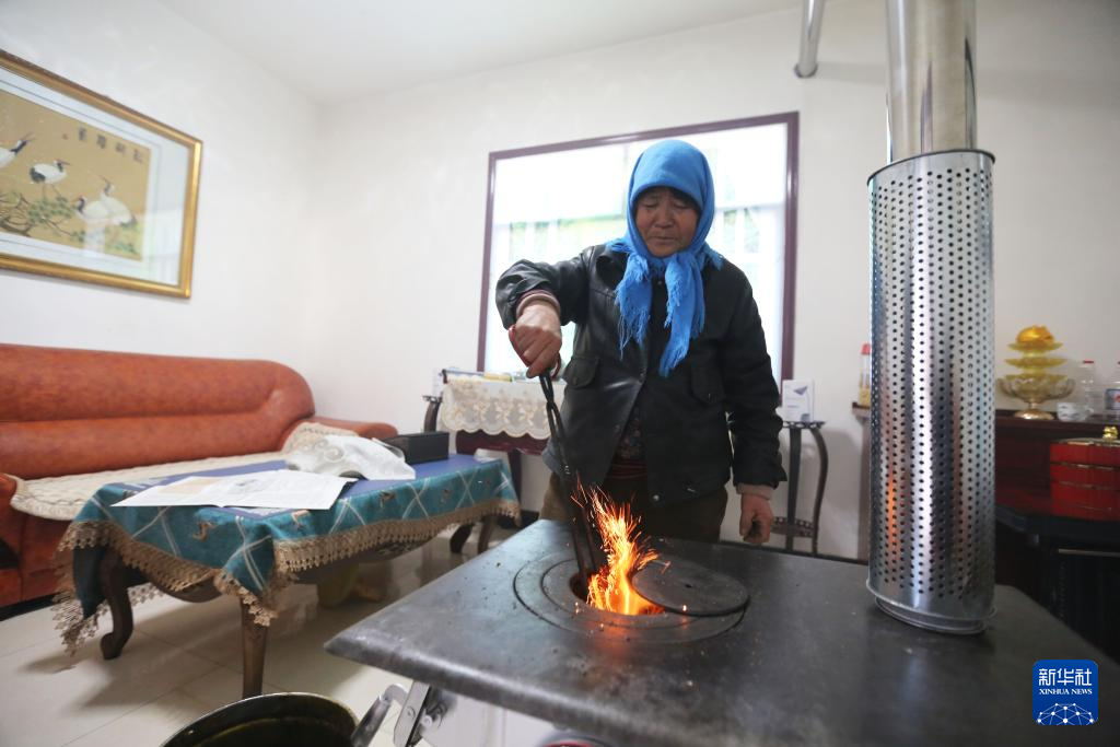 甘肃定西：发放物资 温暖过冬