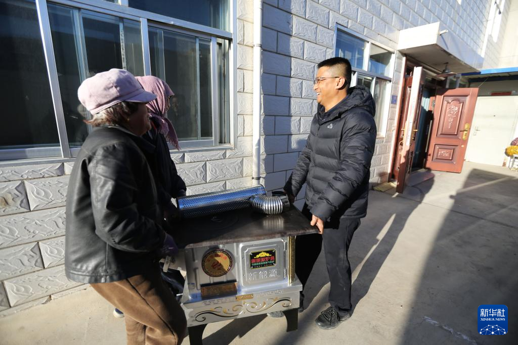 甘肃定西：发放物资 温暖过冬