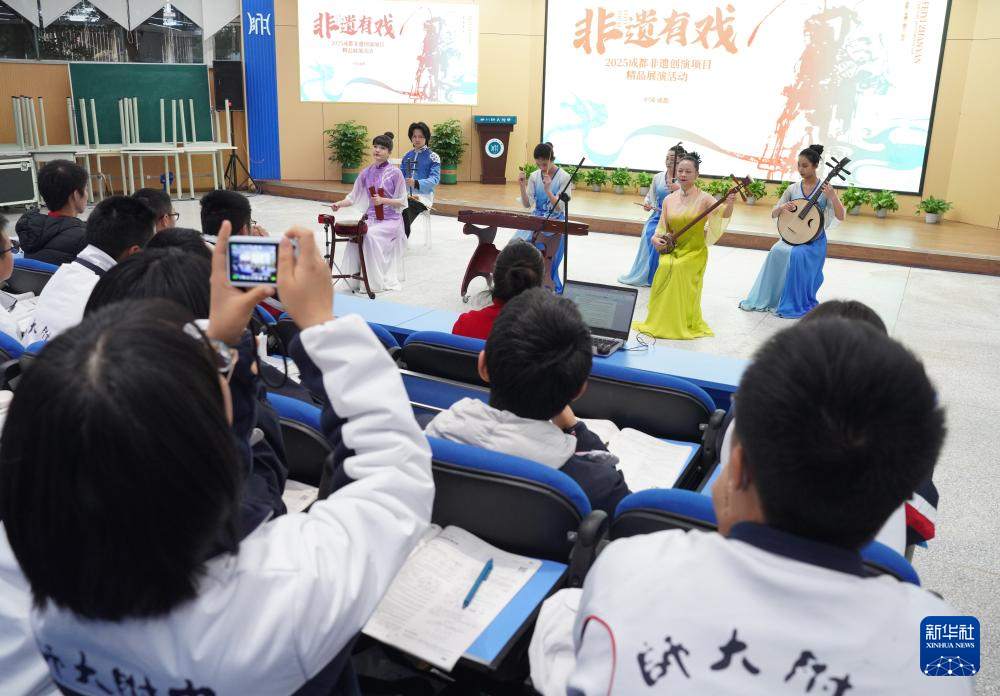 成都:非遗精品展演进中学