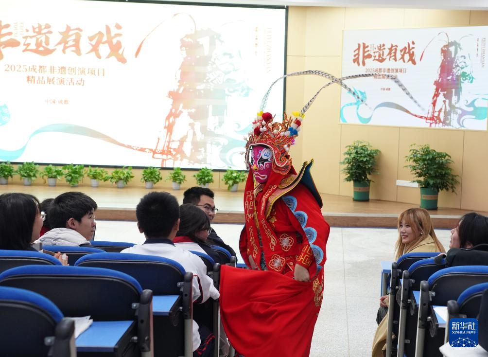 成都:非遗精品展演进中学