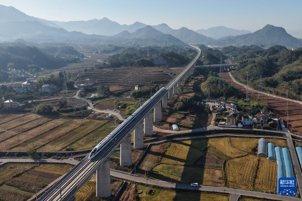 浙江：杭衢高铁开始试运行