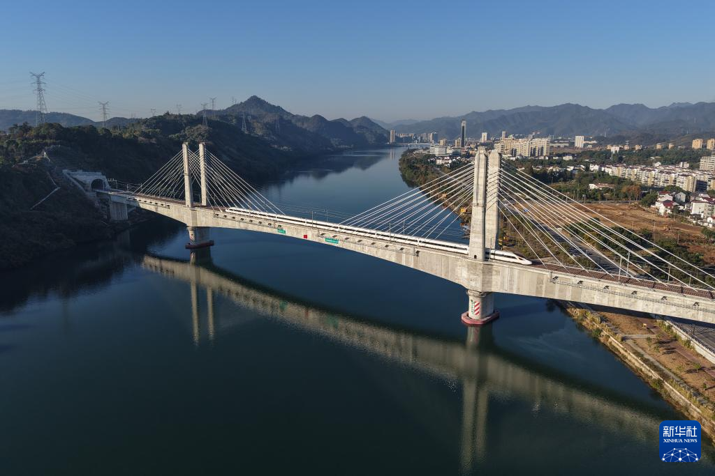 浙江：杭衢高铁开始试运行