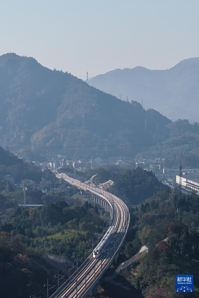 浙江：杭衢高铁开始试运行