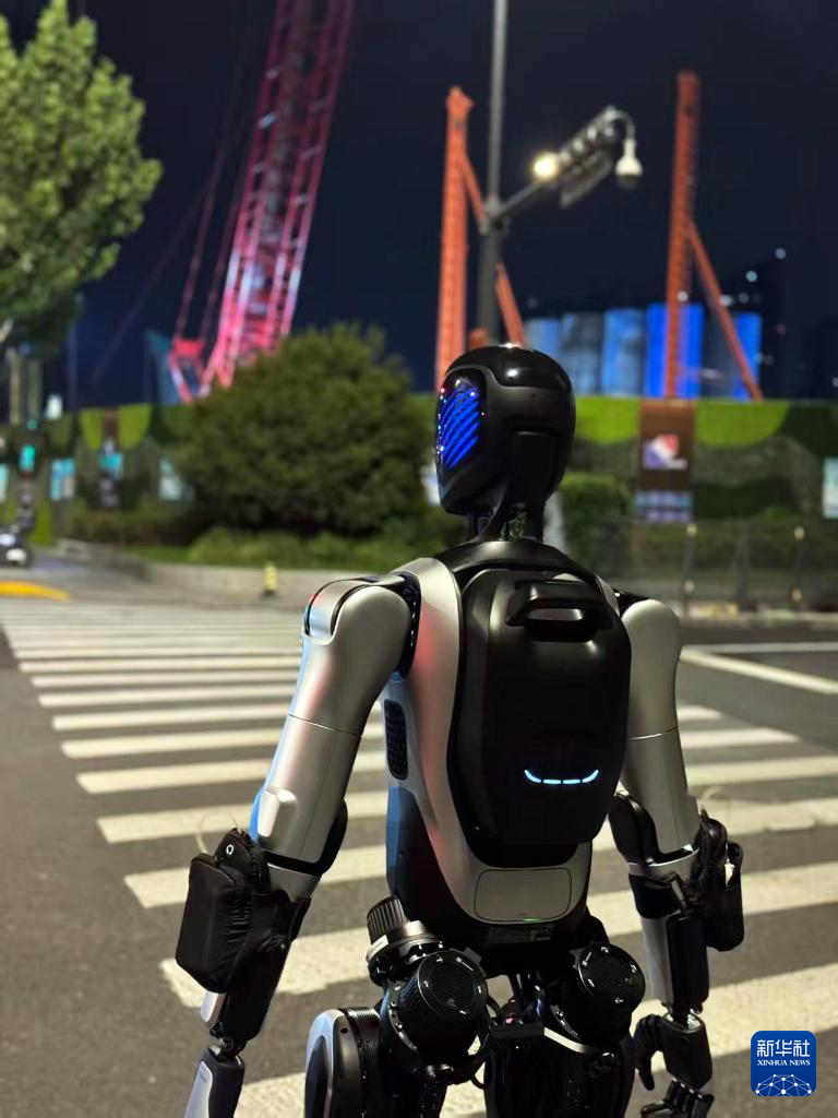 人形机器人跨省行走 创吉尼斯世界纪录