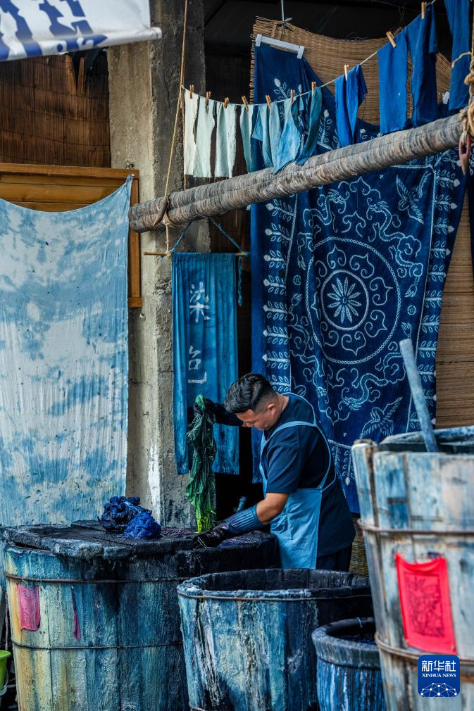 白族扎染：指尖流转蓝白韵