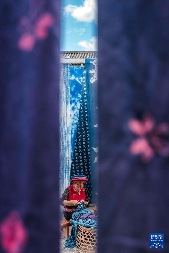 白族扎染：指尖流转蓝白韵