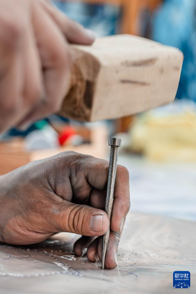 白族扎染：指尖流转蓝白韵