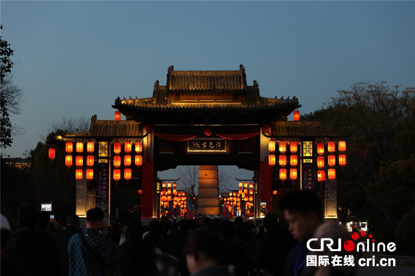 【2025打卡中国】这里藏着中国最硬核的浪漫！ 外国网红狂赞：“洛阳，不愧是你！”