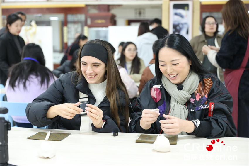 【2025打卡中国】这里藏着中国最硬核的浪漫！ 外国网红狂赞：“洛阳，不愧是你！”