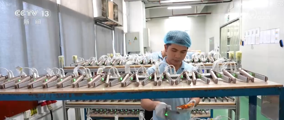 “爆款”“上头”!多维度观察 外贸凭借“硬核支撑”铺开全球贸易“网络”