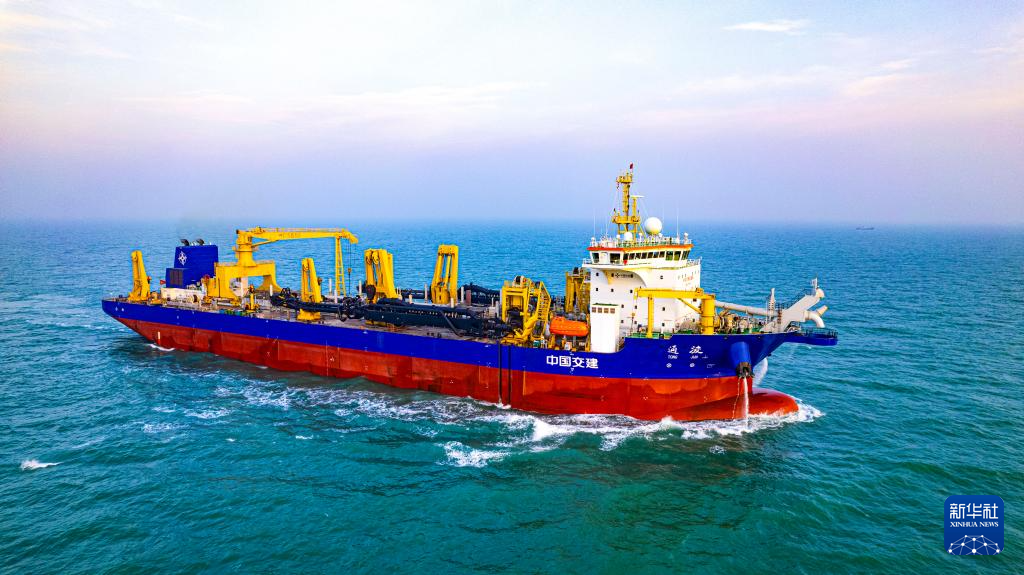 我国自主研发超大型耙吸挖泥船“通浚”轮海试成功