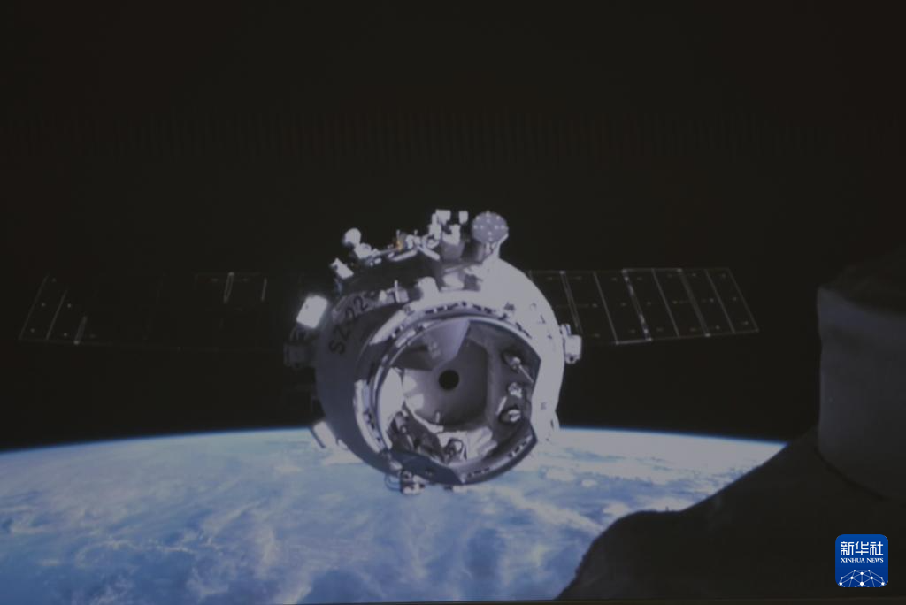神舟二十二号飞船与空间站组合体完成自主快速交会对接