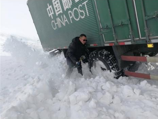 16年高原邮运路，他的车轮见证了西藏快递业发展