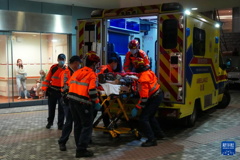 香港各方紧张救援大埔火灾